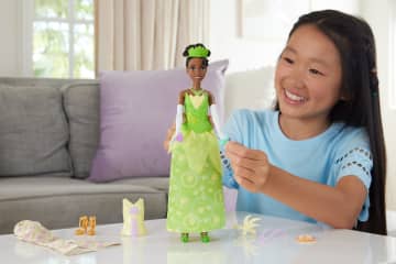 Disney Princess 2-in-1 Stories Tiana Fashion Doll With 2 Snap-On Bodices, 2 Skirts & 9 Accessories - Imagem 2 de 6