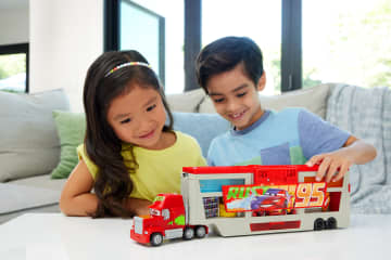 Cars de Disney y Pixar Color Changers Set de Juego Mack - Image 2 of 6