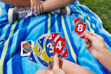 Jeu de Cartes Uno Splash™ Portatif Avec Cartes en Plastique Imperméables et Agrafe - Image 3 of 6