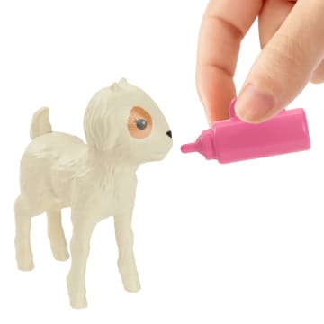 Barbie World Farm Playset With 10 Pieces Including 5 Farm Animals & Feeding Accessories - Imagem 2 de 6