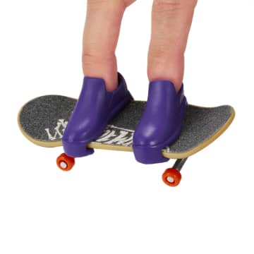 Hot Wheels Skate Veículo de Brinquedo Skateboard Tribal Domination™ com Tenis - Imagem 2 de 5
