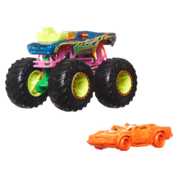 Hot Wheels Monster Trucks Vehículo de Juguete Camión Neón Rodger Dodger + Speed Bump