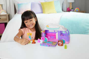 Polly Pocket Glamping Camper Van, Doll & Pet Playset, Camping & Food Accessories, Travel Toy - Imagen 2 de 6