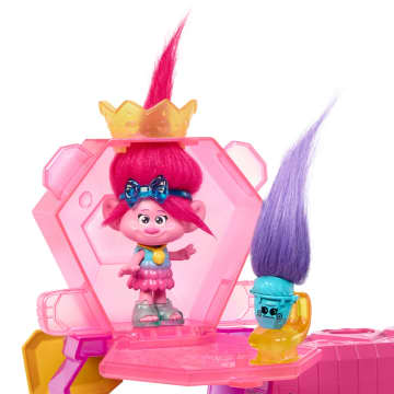 Dreamworks Trolls Band Together Mount Rageous Playset With Queen Poppy Small Doll & 25+ Accessories - Image 5 of 6