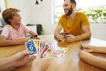 UNO Card Games, Left Hand UNO Game in Storage Tin - Imagem 2 de 6