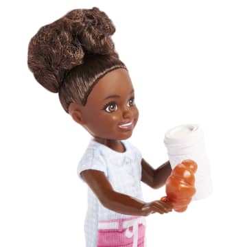Barbie® Chelsea Poupée Chelsea Peut Être… Barista, Poupée et Acc. - Image 3 of 6