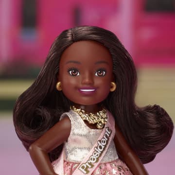 Barbie The Movie Chelsea Collectible 4-Pack Dolls, Includes Barbie, Ken, President Barbie, & Gloria Characters - Imagen 3 de 6