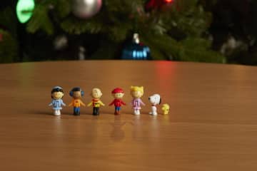 Polly Pocket Micro Dolls And Playset, Collector Peanuts Compact With 7 Accessories - Image 5 of 6