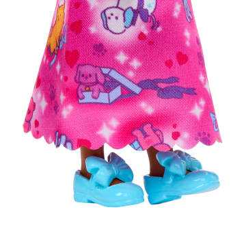 Royal Chelsea Barbie Doll With Pink Hair, Colorful Printed Skirt - Imagem 4 de 5