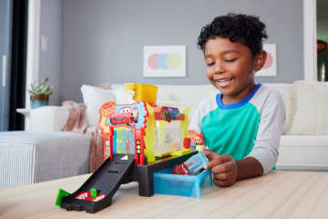 Disney And Pixar Cars Color Changers Race Ready Car Wash Playset & Color Changing Lightning Mcqueen - Imagen 2 de 6