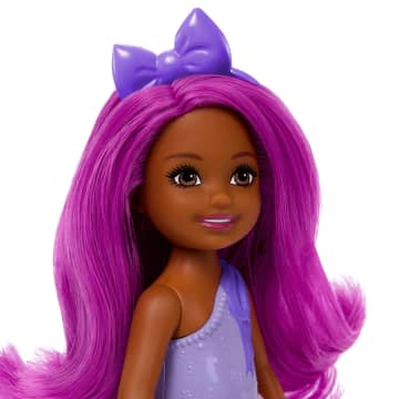 Royal Chelsea Barbie Doll With Pink Hair, Colorful Printed Skirt - Imagem 3 de 5