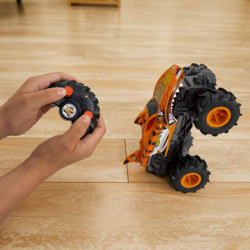 Hot Wheels RC Monster Trucks HW Tiger Shark RC in 1:24 Scale, Remote-Control Toy Truck - Imagem 4 de 6