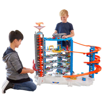 Amazon.com: Hot Wheels Toy Car Track Set & 4 1:64 Scale Cars