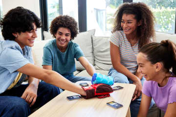 Mattel Games Juego de Mesa para Adultos Rock 'Em Sock 'Em Cartas - Image 2 of 6
