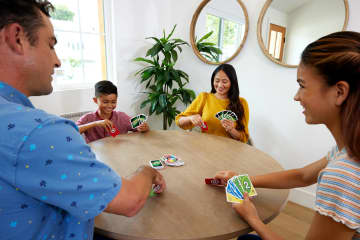 UNO Flex - Jeu De Cartes Avec Cartes Qui Changent De Couleur - Boîte Métal Collector - Pour 2 à 6 Joueurs, 7 Ans Et +