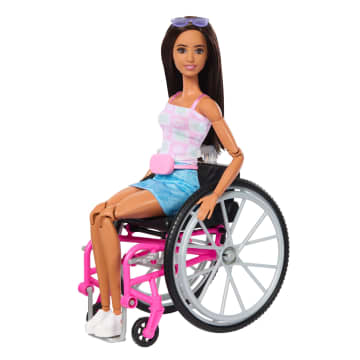Barbie Doll & Service Dog Playset With Wheelchair, Ramp & Accessories, Brunette Fashion Doll - Imagem 2 de 5