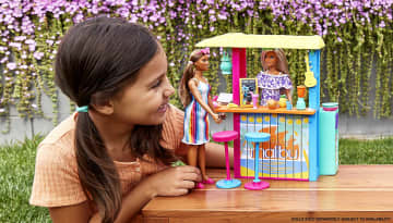 Barbie Loves The Ocean Beach Shack Playset, Made From Recycled Plastics - Imagem 2 de 6