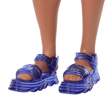 Barbie Fashionista Boneco Ken Camiseta com Ondas e Shorts Azul - Image 4 of 6