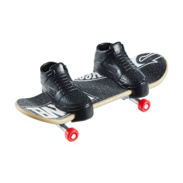 Hot Wheels Skate Vehículo de Juguete Patineta Marvel con Tenis - Image 2 of 6