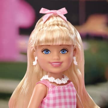 Barbie The Movie Chelsea Collectible 4-Pack Dolls, Includes Barbie, Ken, President Barbie, & Gloria Characters - Imagen 2 de 6