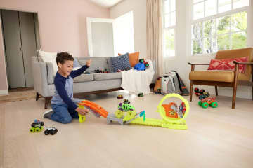Hot Wheels Monster Trucks Pista de Brinquedo Arena Energia de Demolição Recarregue energia e destrua! - Image 2 of 6