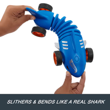 Hot Wheels RC 1:15 Scale Shark Speeder, Battery-Powered Remote-Control Vehicle - Imagem 2 de 6