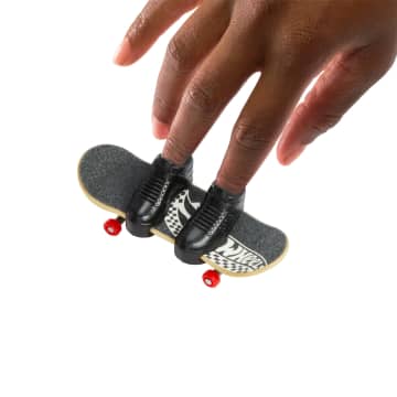 Hot Wheels Skate Veículo de Brinquedo Skateboard CHARGED-UP CHAMP™ com Tênis - Image 3 of 5