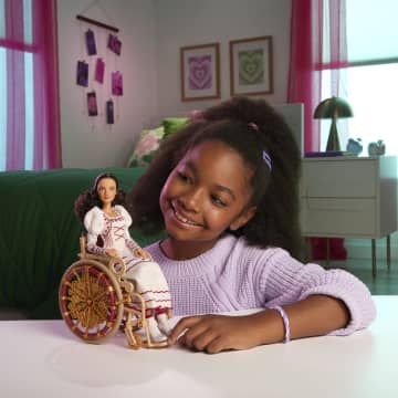 Universal Pictures’ Wicked Nessarose Fashion Doll With Removable Fashions & Accessories - Imagen 2 de 6