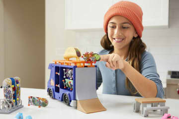 Hot Wheels Skate Taco Truck Play Case With 1 Fingerboard & 1 Pair Of Shoes - Image 2 of 6