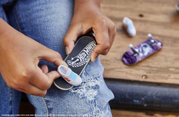 Hot Wheels Skate Vehículo de Juguete Patineta TALON SHRED™ con Tenis