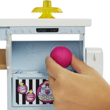 Barbie Profesiones Set de Juego Repostería para Decorar - Image 4 of 7