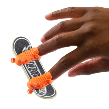 Hot Wheels Skate Veículo de Brinquedo Skateboard STACKED DOMINANCE™ com Tênis