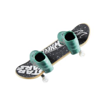 Hot Wheels Skate Vehículo de Juguete Patineta BOBA FETT™ (STAR WARS) con Tenis - Image 2 of 4