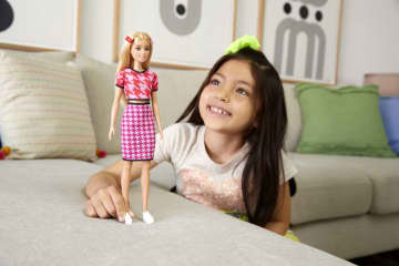 Barbie Fashionista Muñeca Falda Roja - Image 2 of 6