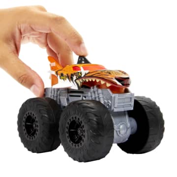 Hot Wheels Monster Trucks Véhicule Tiger Shark Sons et Lumières - Image 3 of 6