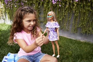 Barbie Fashion & Beauty Boneca Malibu Aniversário 50 Anos Vestido Flores