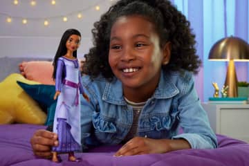Disney Wish Poupée Mode Articulée Asha de Rosas, Accessoires - Image 2 of 6