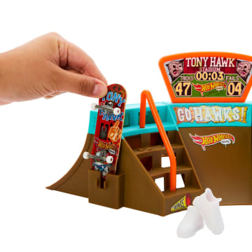 Hot Wheels Skate Stadium Set With Exclusive Fingerboard And Skate Shoes - Image 5 of 5
