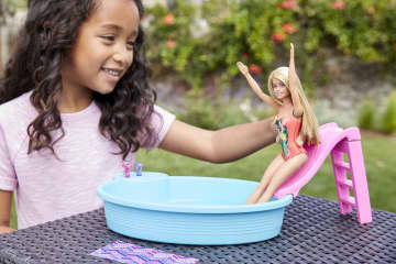 Barbie Set de Juego Piscina Glam con Muñeca
