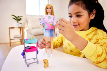 Barbie Malibu Coffret de Jeu Poupée Coiffeuse et 14 Accessoires - Imagem 2 de 6