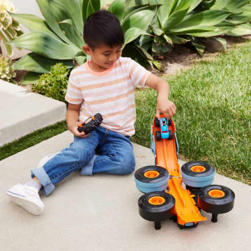 Hot Wheels Monster Trucks HW Transforming Rhinomite RC in 1:12 Scale With 1:64 Scale Toy Truck