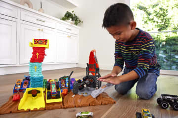 Hot Wheels Monster Trucks Pista de Juguete Arena de Demolición Semi-Finales Tiger Shark - Imagem 2 de 6