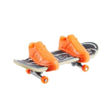 Hot Wheels Skate Veículo de Brinquedo Skateboard STACKED DOMINANCE™ com Tênis