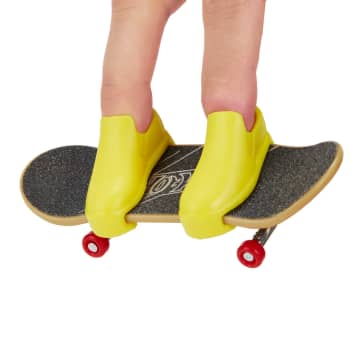 Hot Wheels Skate Veículo de Brinquedo Skateboard COLOR WAVE™ com Tênis