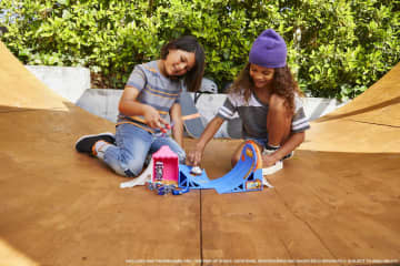 Hot Wheels Skate Amusement Park Set With Tony Hawk Fingerboard & Pair Of Skate Shoes - Image 2 of 6
