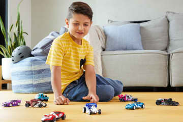 Hot Wheels Pull-Back Speeders 2 Toy Cars in 1:43 Scale, Pull Cars Backward & Release To Race