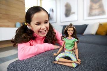 Barbie Fashion & Beauty Boneca Made to Move Ioga com Conjunto Verde