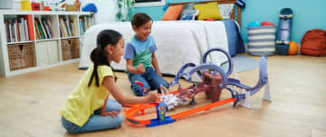 Hot Wheels Racerverse Spider-Man's Web-Slinging Speedway Track Set With 2 Hot Wheels Racers - Image 2 of 6
