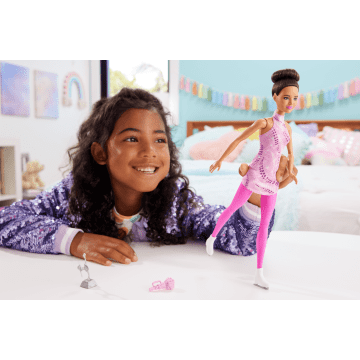 Barbie Beroepenfiguur Kunstschaatsster En Accessoires, Brunette In Verwijderbaar Schaatspak Met Beker