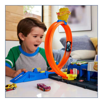 Hot Wheels City Super Stazione Di Polizia Playset Con Macchinina Giocattolo in Scala 1:64 E Pista Regolabile